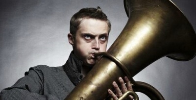 2. Умение играть на музыкальных инструментах
Нет женщины, которую бы не покорил мужчина, играющий на гитаре или саксофоне. Если на вас обиделась ваша любимая, достаточно выучить пару аккордов и спеть ей песню о любви. Мужчине с гитарой не нужно знакомиться с дамами, они сами с ним знакомятся. Мужчина приобретает образ чувствительного и приятного человека.
