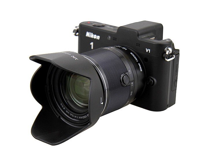 Фотоаппарат с блендой на объективе.  