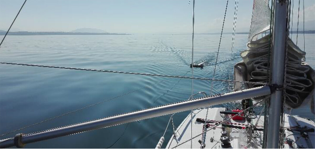 Процесс забора проб для анализа: сеть прикрепляется к борту корабля и тянется со скоростью 3 узла.