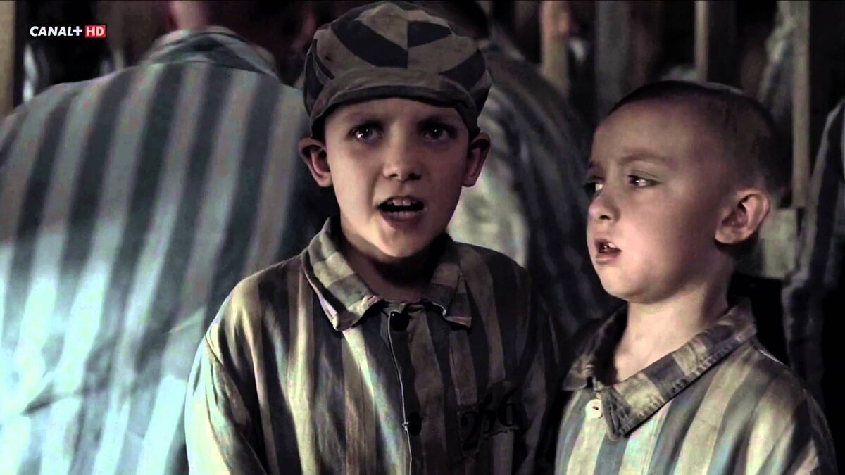 Кадр из фильма. Бруно оказался за колючей проволокой на территории "фермы".