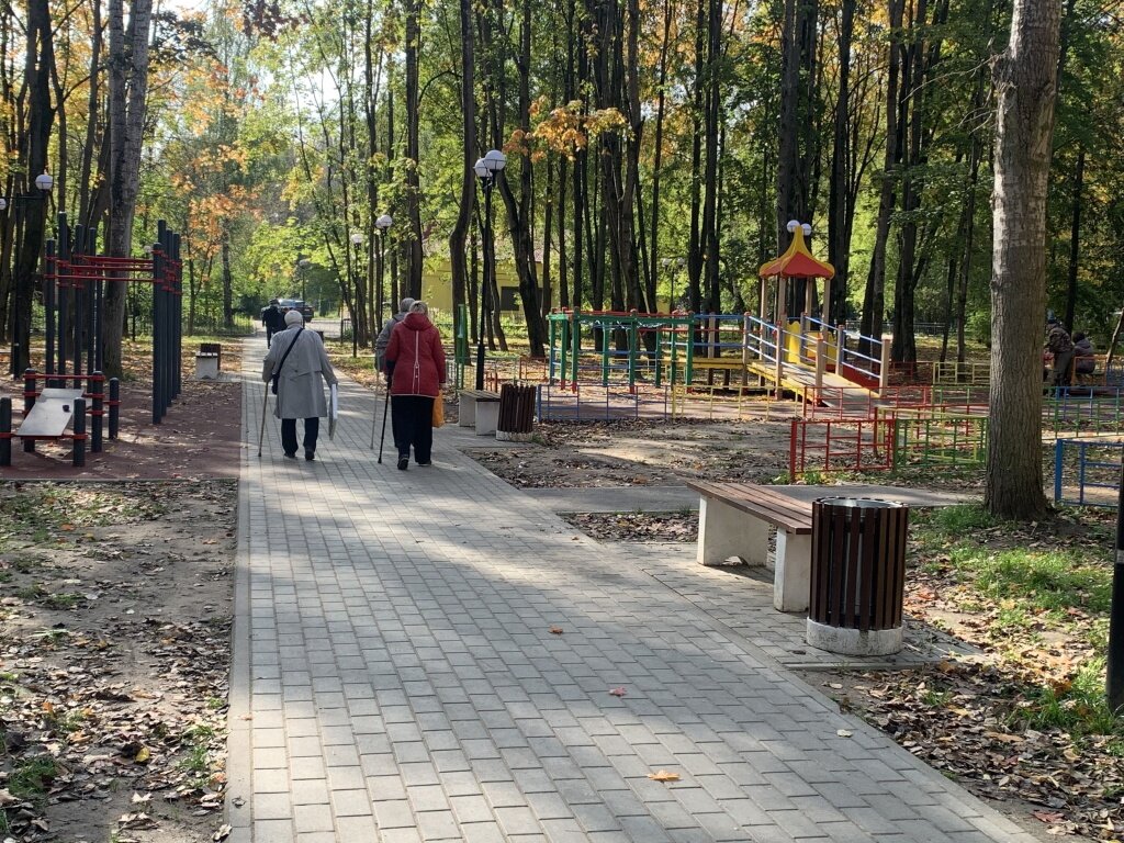 В Твери в поселке Химинститута теперь есть свой сквер с аллеей и клумбами