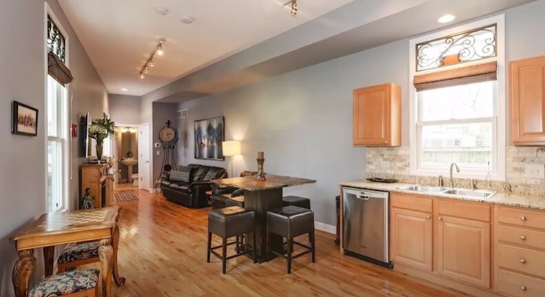 Всё это находиться на первом этаже помещения. 