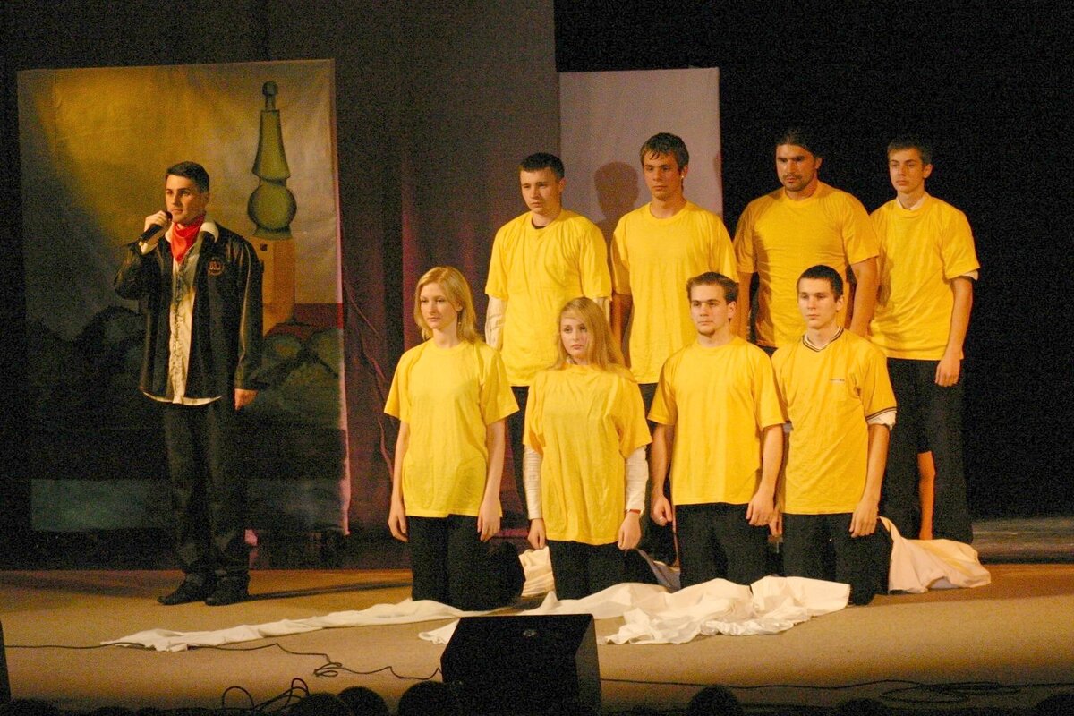 Сценка «Зубы». Концерт Михаила Задорнова в ДК ВЭФ. 2004 г. Лена Задорнова - в нижнем ряду, вторая слева. Фото Игоря Тарасенко