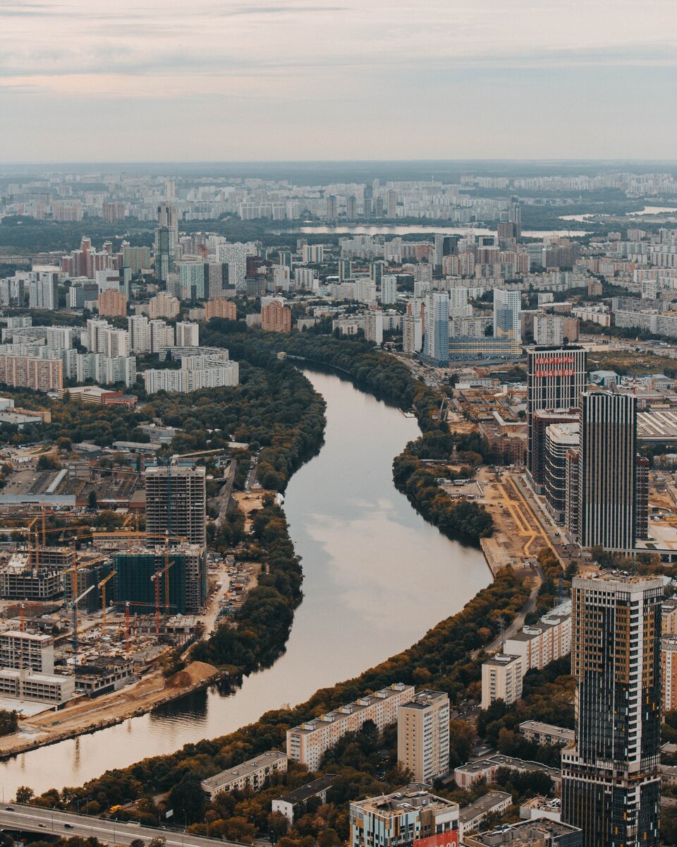 Когда-то Жора рвался в Москву, в которой тоже красиво и вода у дома есть. Но такая уж наша человеческая природа, заставляющая стремиться к чему-то еще, чего у нас нет.