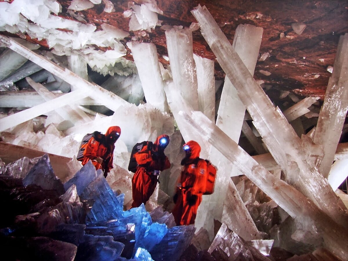 Пещера кристаллов гигантов в Мексике. Пещера Куэва де Лос Кристалес. Пещера кристаллов (Cueva de los cristales), Мексика. Гигантские Кристаллы пещеры Naica в Мексике. Crystal cave