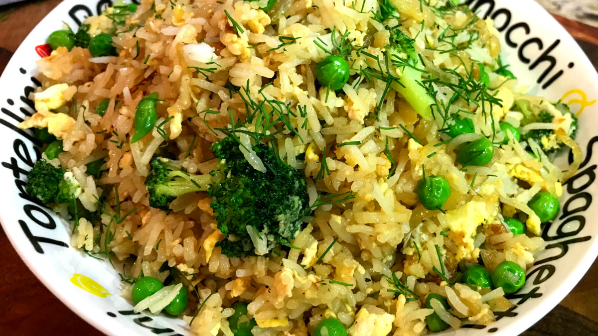 Рассыпчатый рис с яйцом и овощами. 