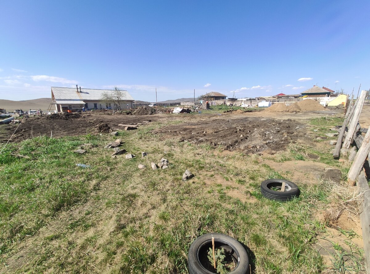 Вдалеке видно дом, справа в углу остаток глины - на засыпку. В итоге ее не хватило.. собирали по всему участку ненужный безусадочный грунт и камни. Но об этом потом.