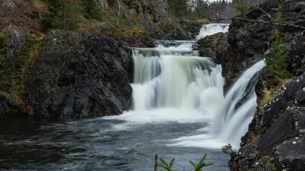 Водопад на реке суна в Карелии