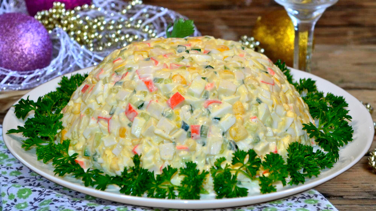 Крабовый салат рецепт с кукурузой яйцом и огурцом рецепт с фото