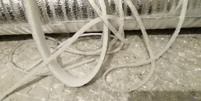 Утеплитель с фольгой разной толщины я нарезаю полосками.