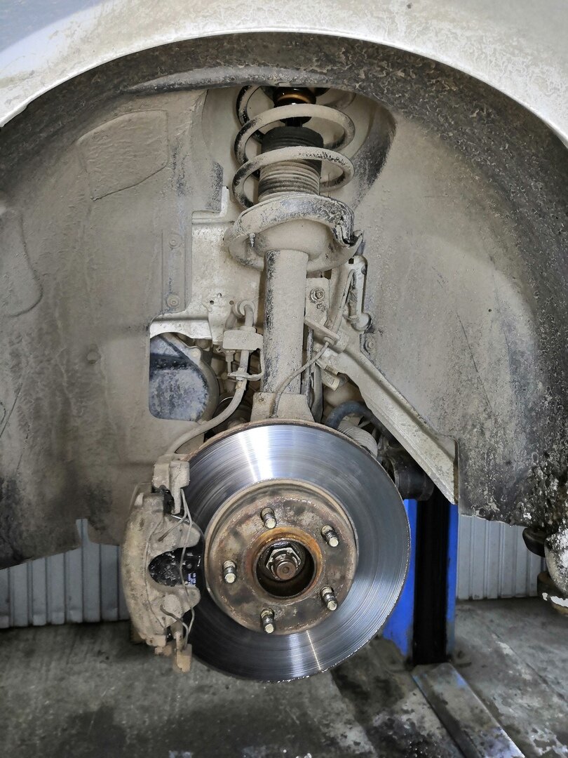 Амортизатор передней подвески форд фокус 3. Демпфер форд фокус 3 передних стоек. Стойки амортизатора задние форд фокус 3. Крепление амортизатора форд фокус 3. Стойеи армотизатора фокус 3 рестайл.