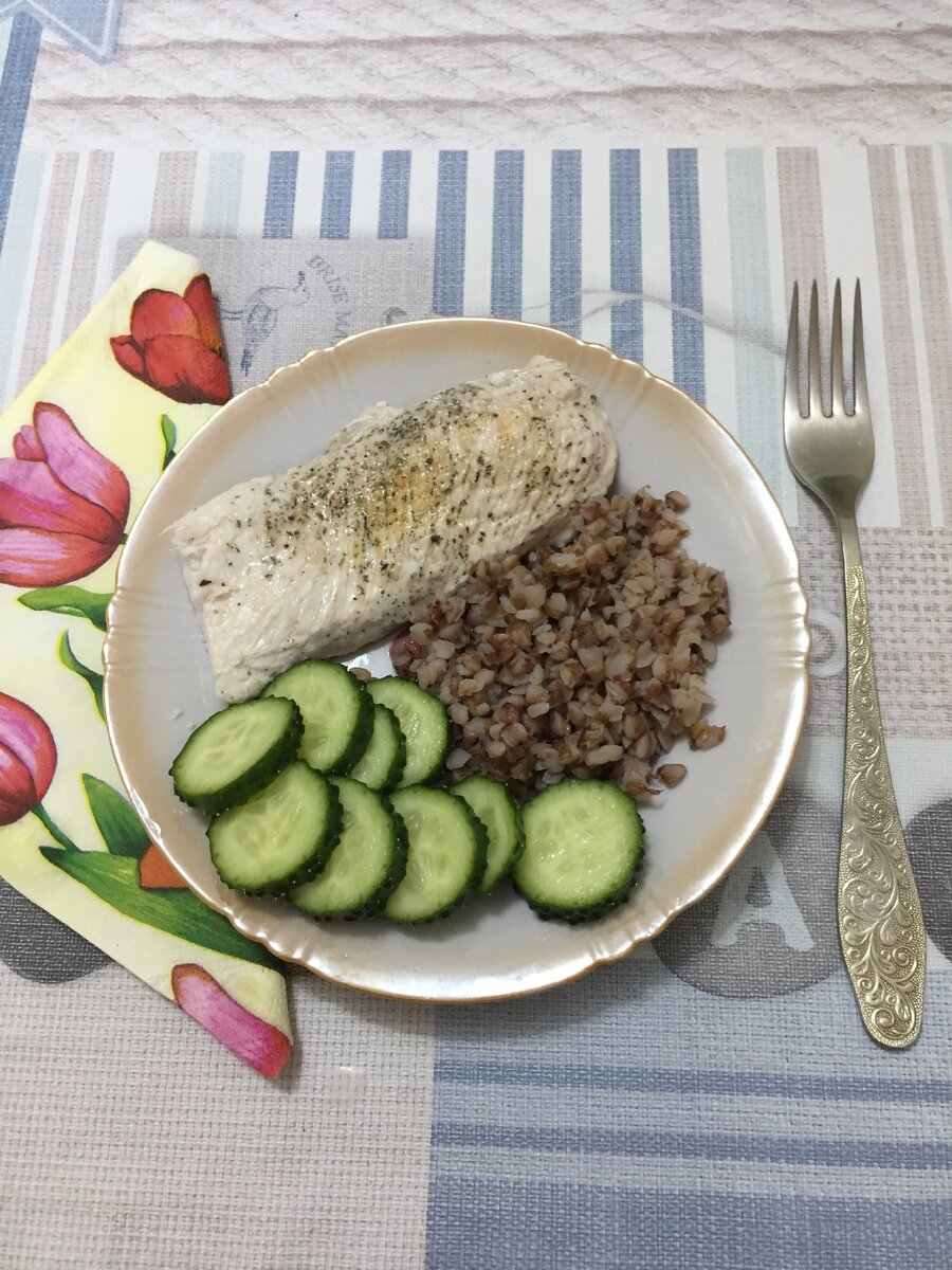 Грудка с гречкой, с овощами или любым гарниром 