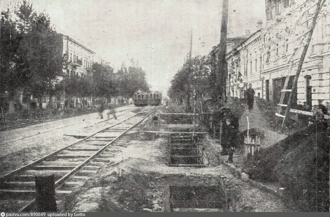 Этот же участок улицы. Справа дом №172 А, далее 172 Б и 174. Фото не позднее 1934 года. Идет прокладка ливневых стоков по улице Ф. Энгельса (Б. Садовой).