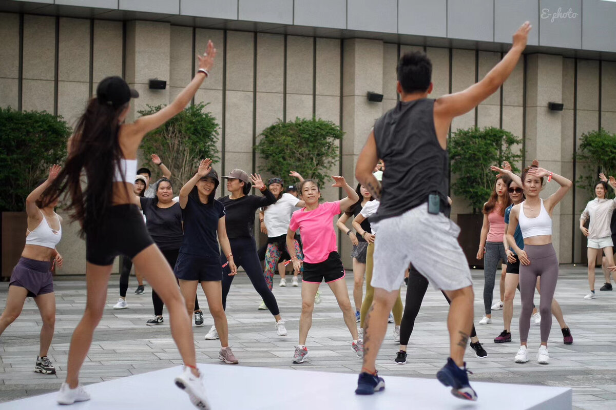 Энергично, зажигательно, бодро и  немного смешно)