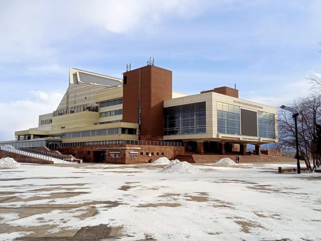 Фото автора. Здание краевой филармонии на берегу Енисея по проекту архитектора А. С. Демирханова. Из панорамных окон отличные виды, рядом замечательные места для прогулок