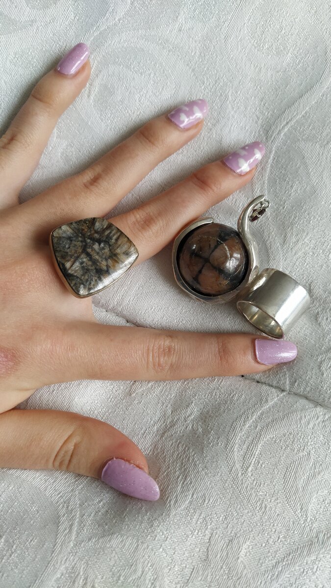 Хиастолит (такое кольцо было у Тани) 