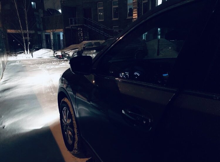 Приехали на новом Ниссане домой.