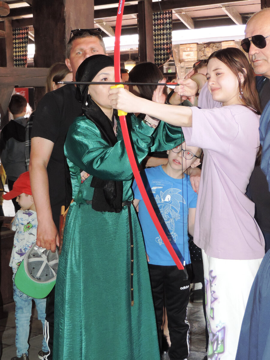 Дочка стреляет из лука. Фото автора