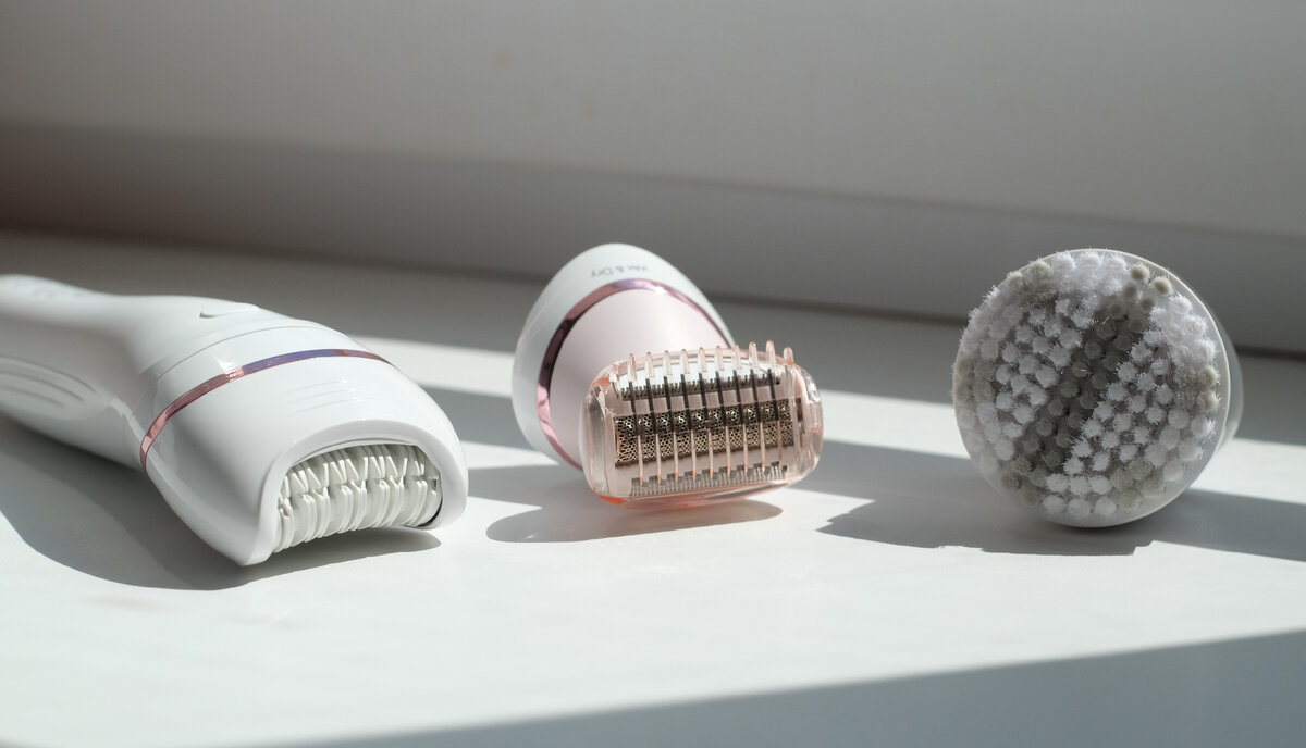 У Philips Series 8000 в комплекте идет разное количество насадок. В моей модели их 7 штук. Больше всего мне нравятся насадка для пилинга и бритва. Вторая очень выручает, когда эпиляцию делать не хочется, а волоски укоротить нужно. Без гребня можно гладко побрить ноги или подмышки, а с гребешком аккуратно пройтись по интимным участкам.

