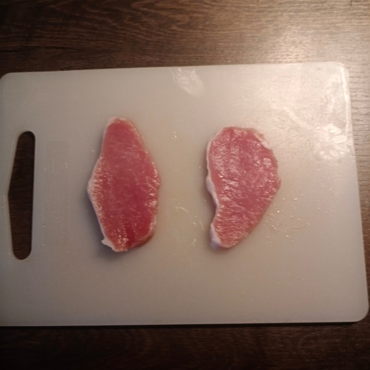 Все что при отрезании куска выглядит не так,  то это и есть "лишнее",  оно идет на гуляш