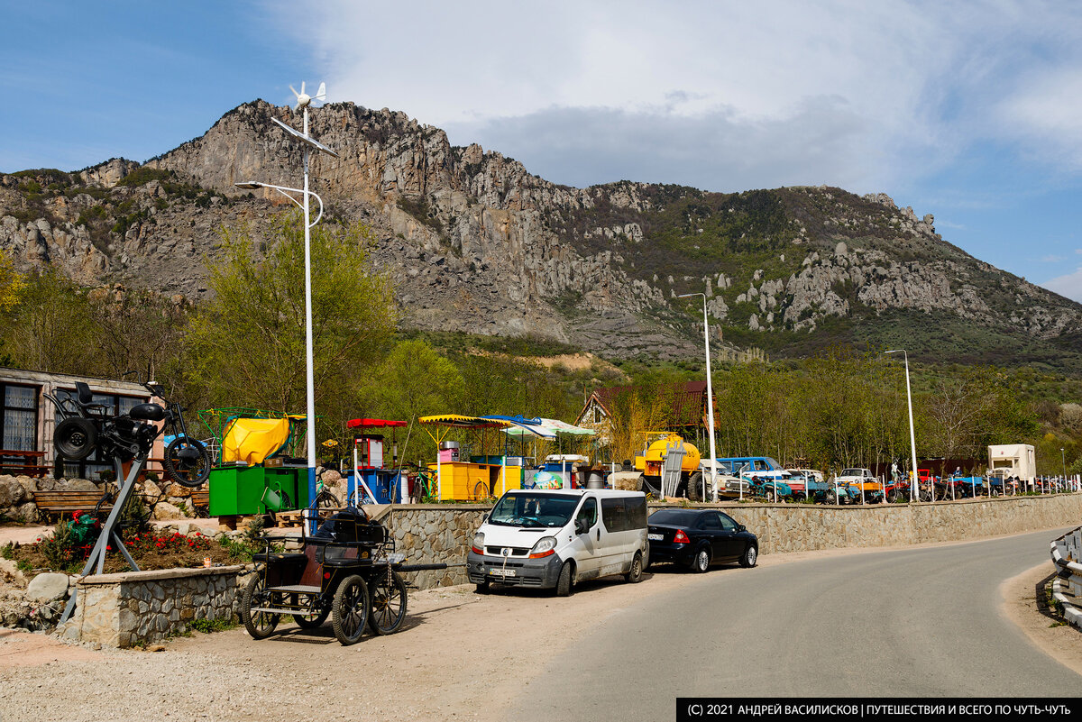 Недалеко от Алушты наткнулся на музей техники под открытым небом,  посвященный 