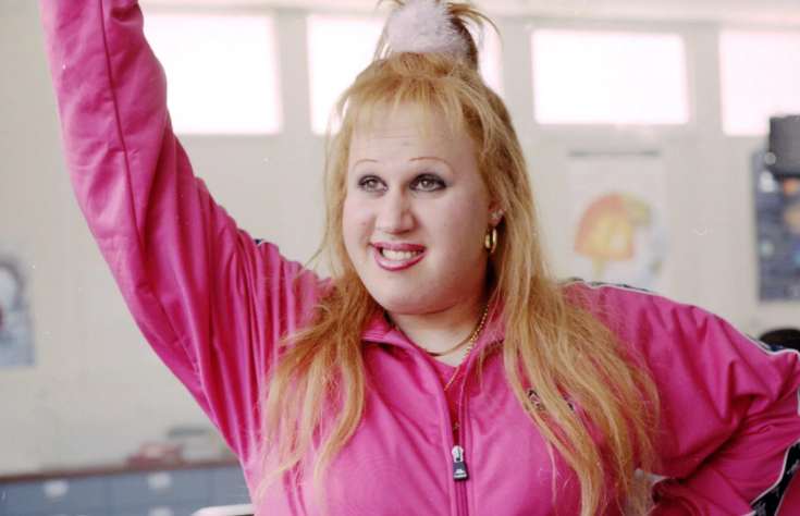 Продолжаю иллюстрировать этот цикл фотками из британского ситкома, потому что по нужному мне запросу выходит лютая жесть из русских соцсетей с фото реальных людей. Источник tvmaze.com