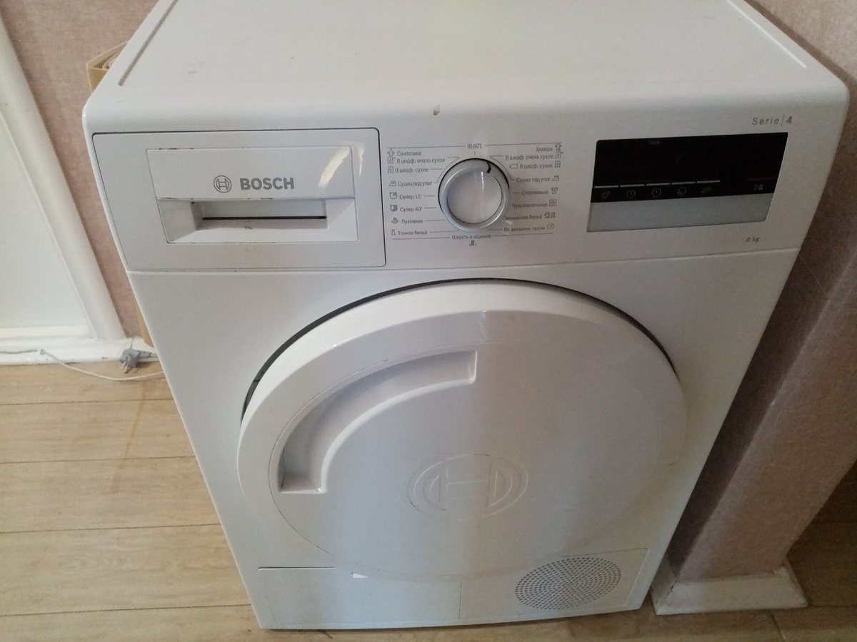 Стоит  в коридоре. 