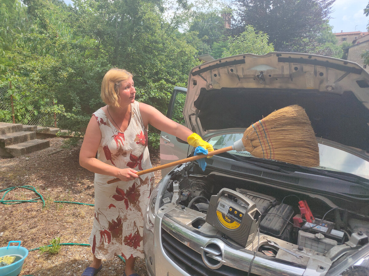Уборка и зарядка машины. Метлу взяла ради шутки.