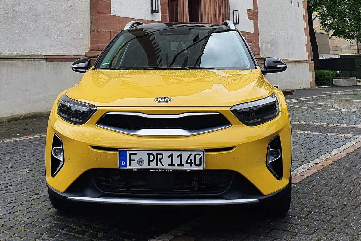 Kia Stonic: типичная тигриная морда не даст его спутать.