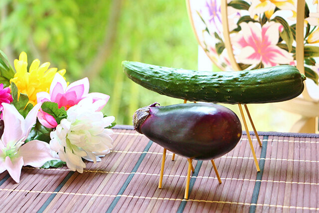 Существует и традиция делать "транспортные средства" для душ предков из огурца и баклажана: огурец символизирует быстроходную лошадь, чтобы предки смогли быстрее вернуться к родным, а баклажан - медленную корову, чтобы предки не так быстро возвращались в иной мир (фото из свободных источников)