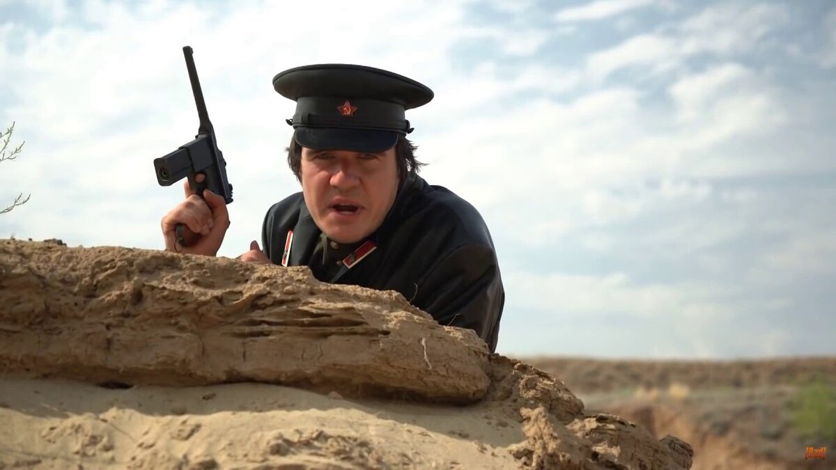 Известный блогер Евгений BadComedian в образе стереотипного «комиссара КГФСБ».