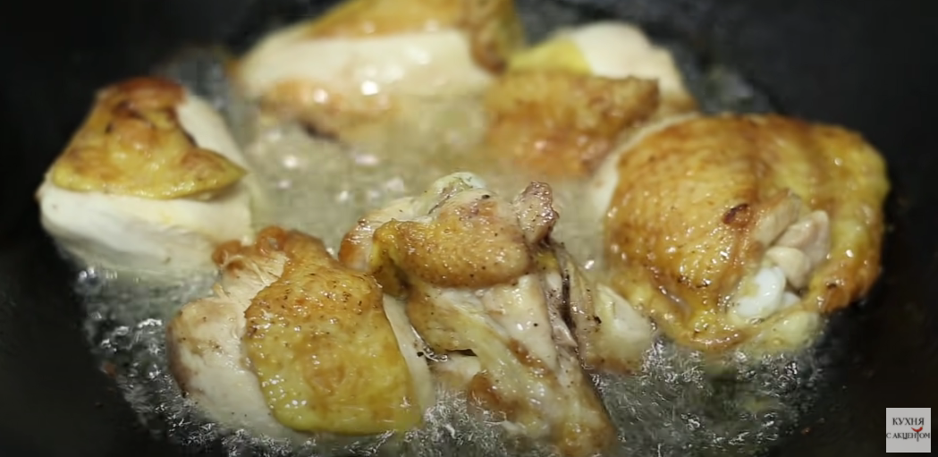 Съедают так быстро, что не успеваю ставить на стол. Готовлю шкмерули из сметаны на скорую руку.