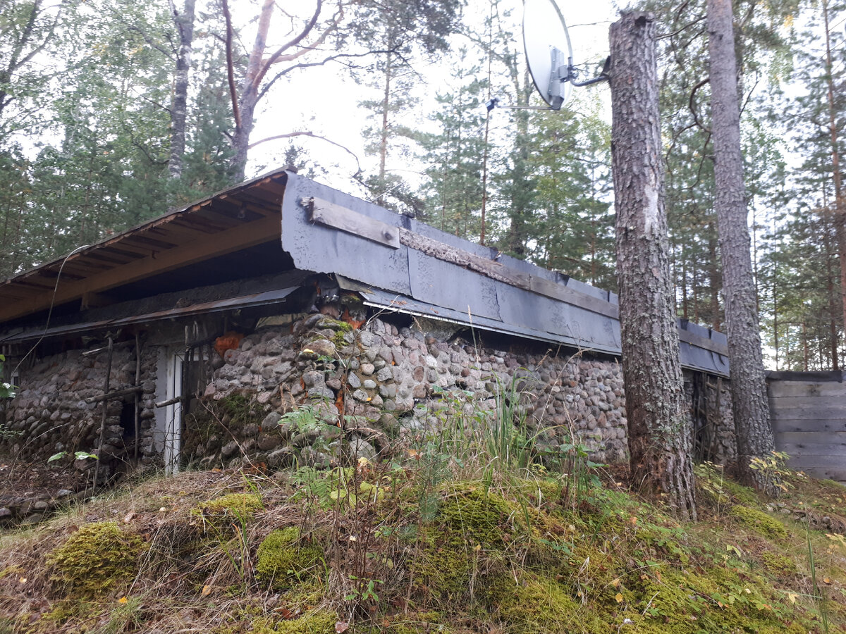 У секретных домов - двойная крыша. Верхняя - от осадков, а под ней еще одна - для тепла. фото автора 