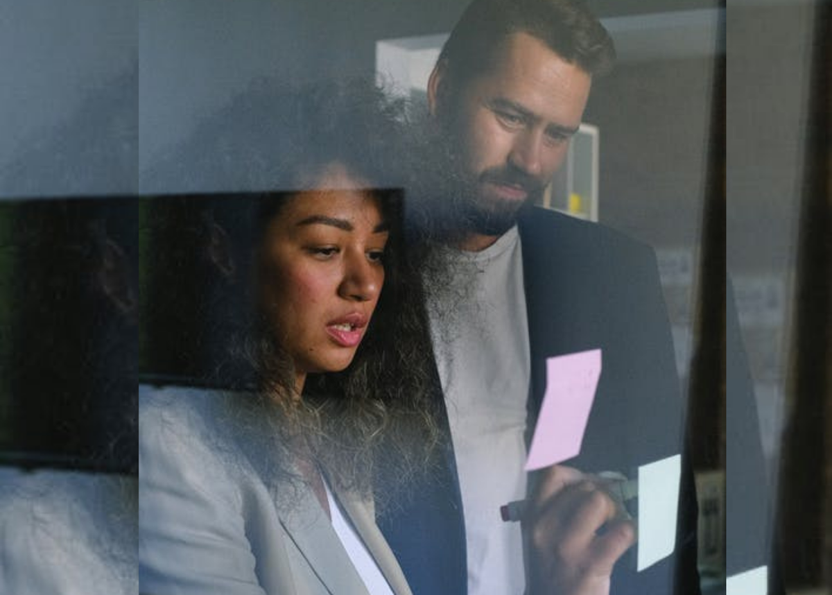 Писать друг другу сообщения - чем не вариант выражать мысли... 