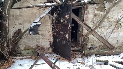 Увидел в заброшенном деревенском доме, старинную, тяжелую железную дверь. Странно, что не сдали на металлолом.