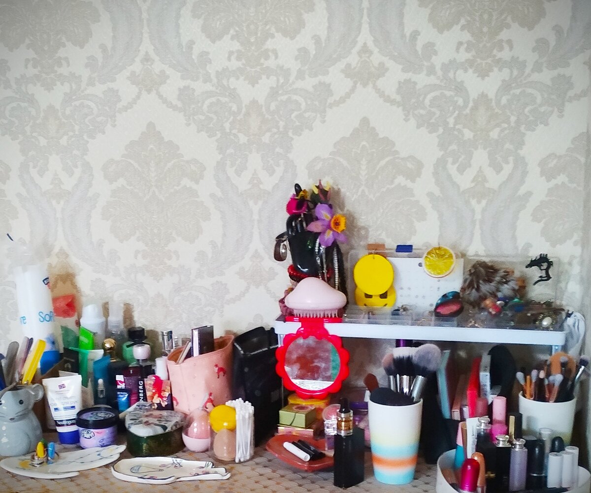 Так выглядит мой косметический шкаф сейчас, все нужное расставлено по полочкам, косметичкам и органайзерам. 