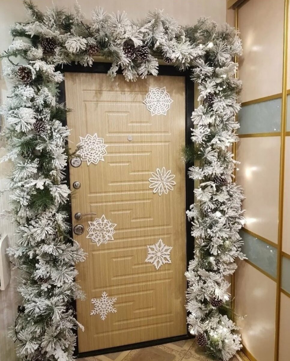 Украшение входной двери на новый год
