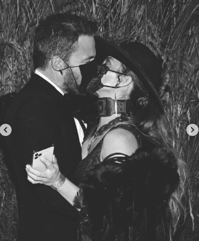 Доходит до смешного: даже маски им не мешают!