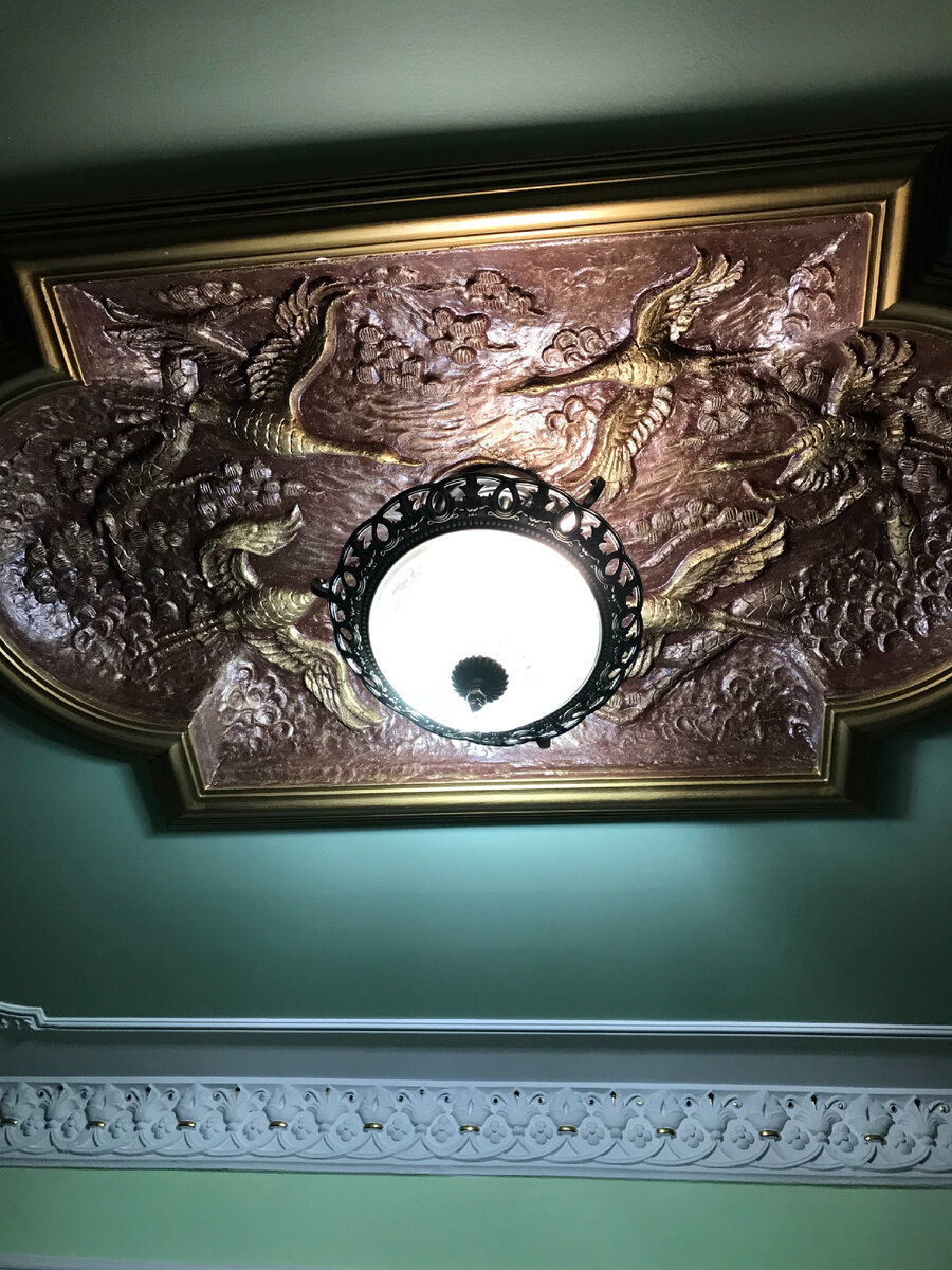 Просто потолок в коридоре