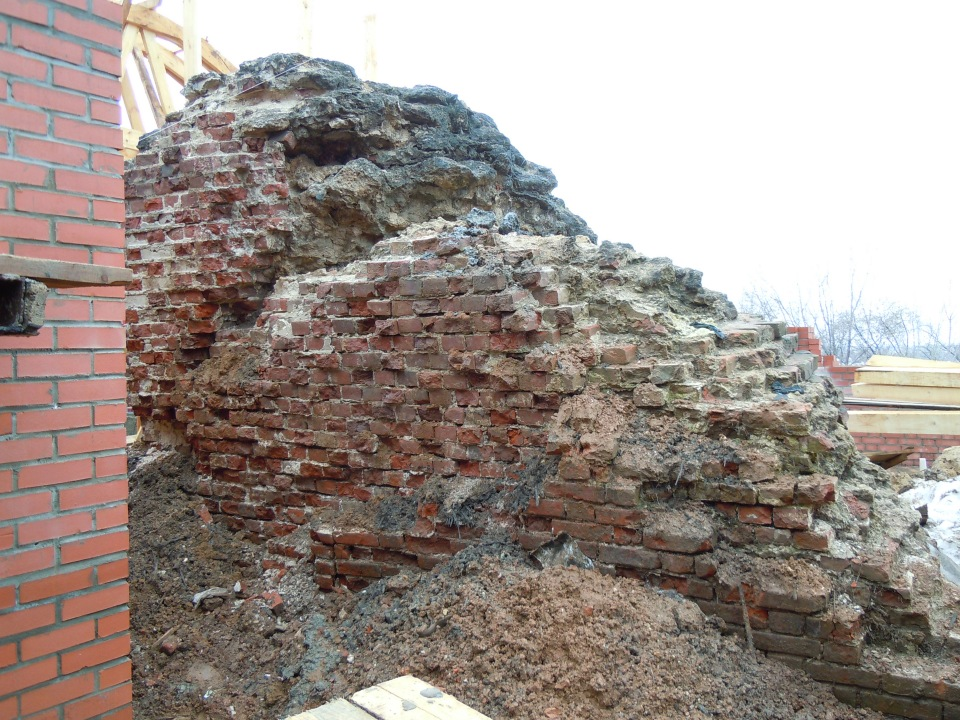  8 января 2012 г. Уже и 2012 год, а бар в Кладовой башне всё живёт. Присмотримся к нему пристальней. У входа видим различные финтифлюшки. Особенно к месту пара урн.-27