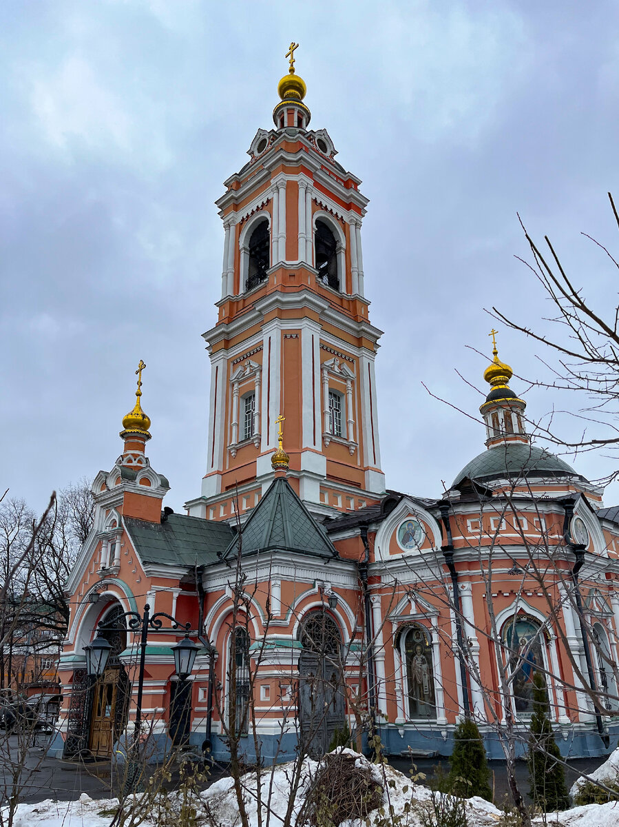 Первый деревянный храм во имя Пимена Великого  датируется 1658 годом. В 1696-1702 годах на его месте соорудили небольшую каменную церковь в стиле нарышкинского барокко.  Северный придел, колокольня и обширная четырёхстолпная трапезная, существующие и в настоящее время, сооружены между 1796 и 1811 годами, ограда — в 1825 году. Фото автора