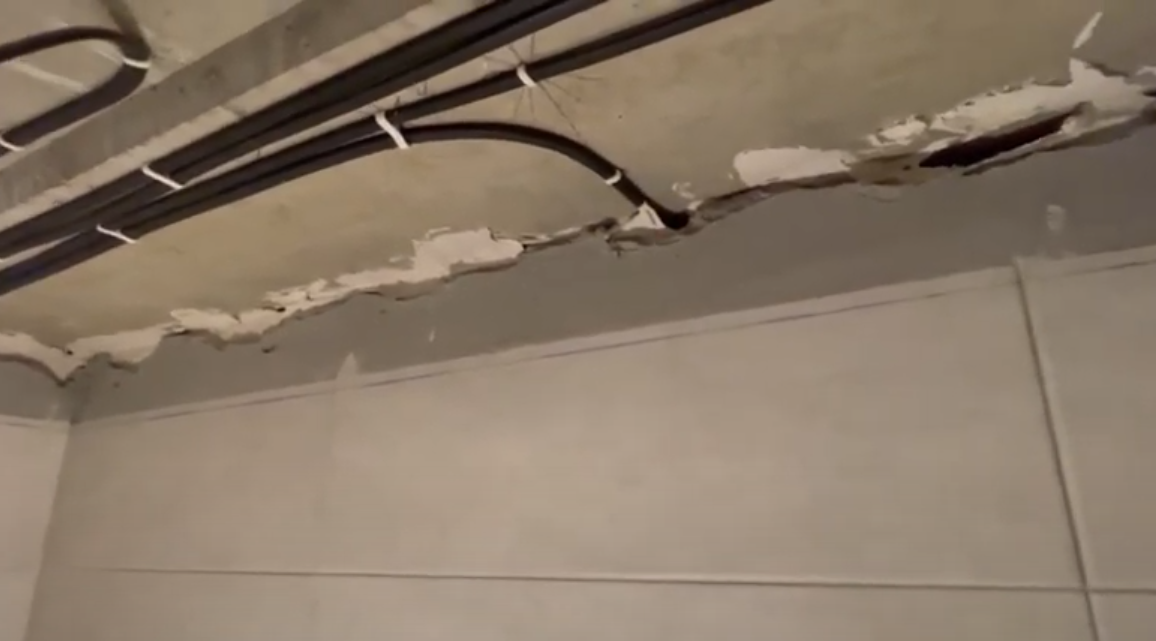 Вот рабочий вариант. Плитка не доложена до потолка. Стена зашпаклевана цементным раствором 