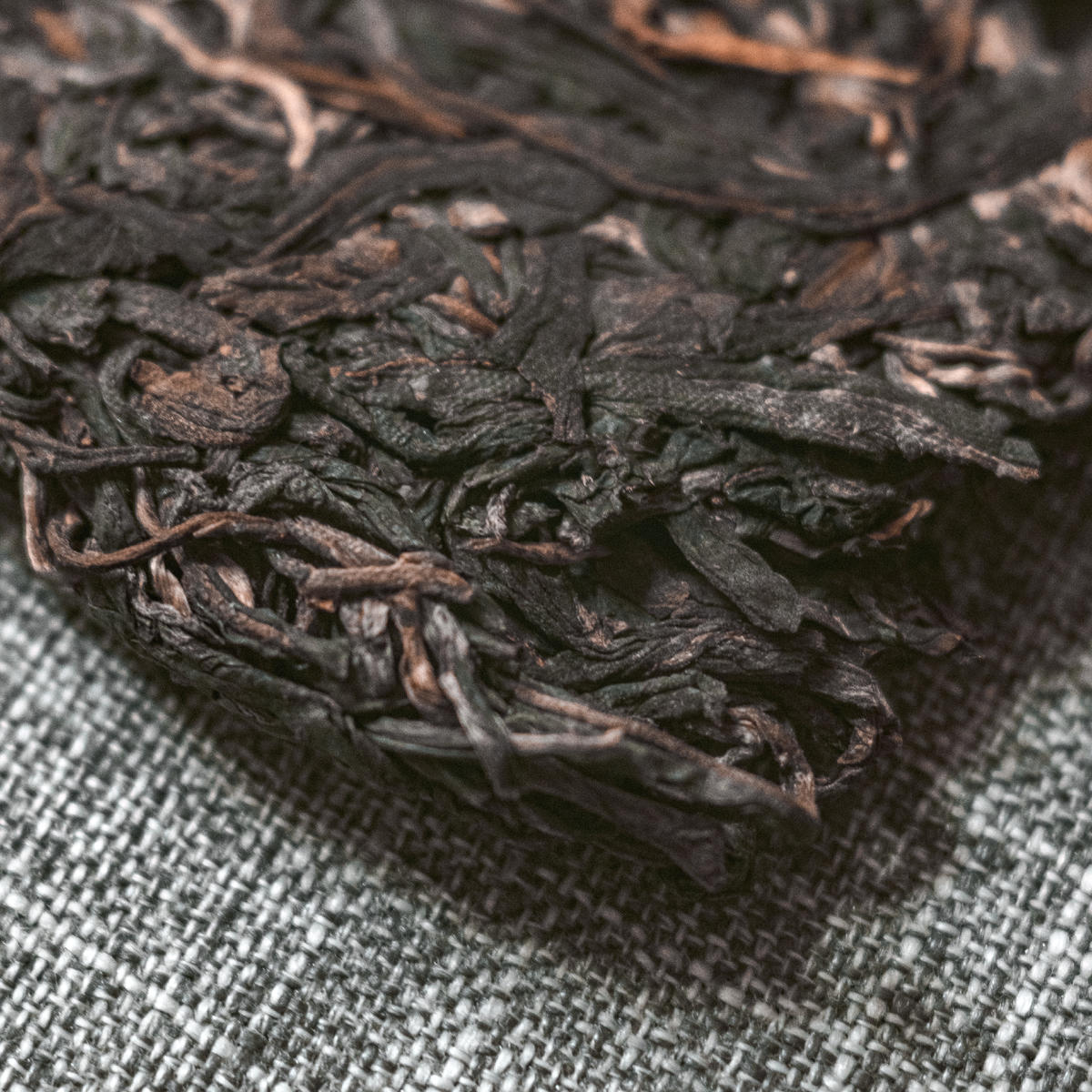 В качественном прессованном шэне сырьё равномерное и одинаковое и внутри, и на поверхности. 