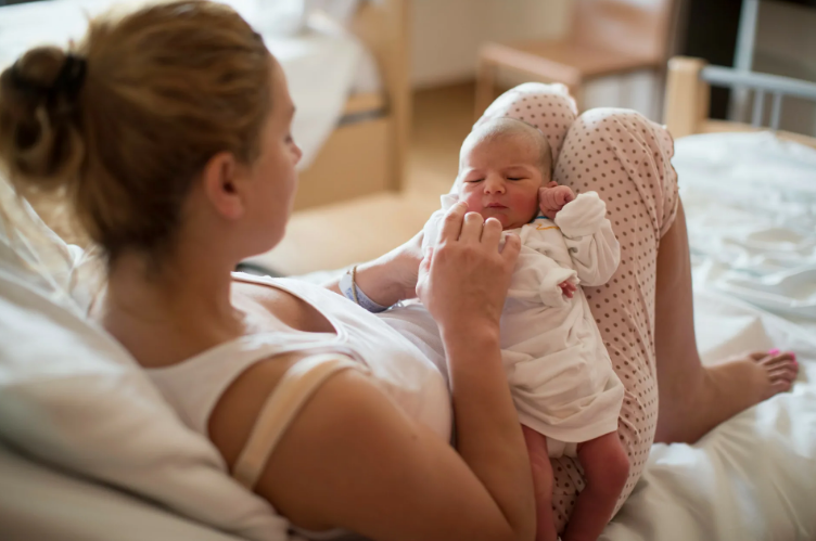 Женщина после рождения ребёнка