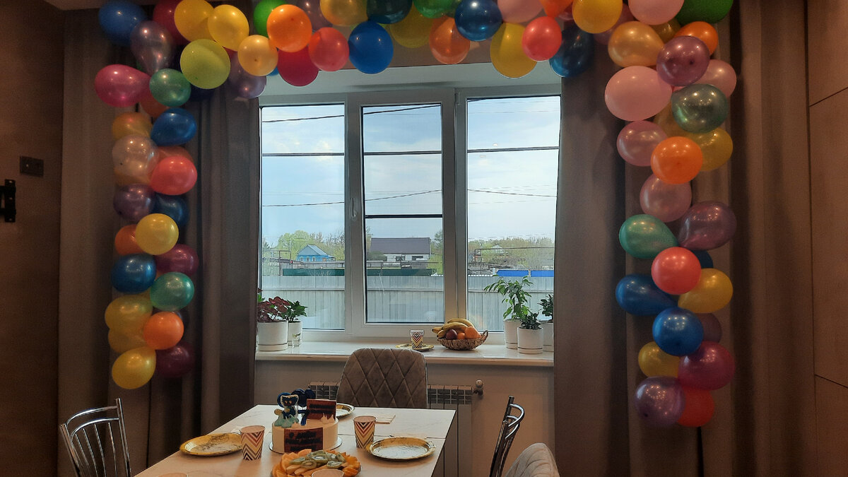 Сестра все шары сама надула 😀 хотели их в небо запустить, но погода испортилась