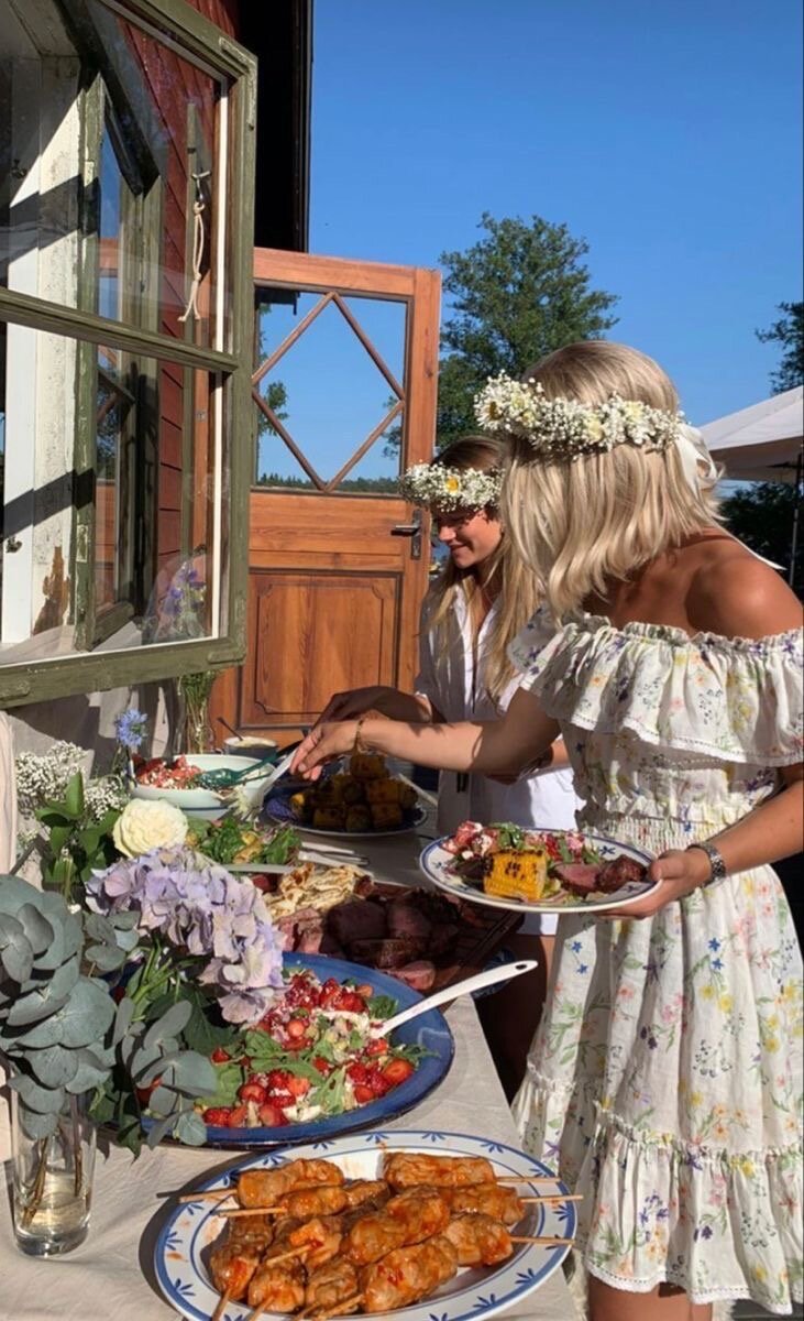 Девушки на праздник с венками из цветов.