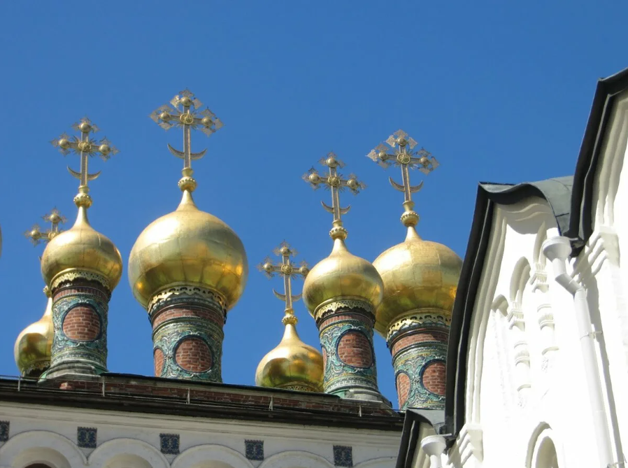 Христианский крест с полумесяцем на церкви. Крест на православном храме с полумесяцем. Полумесяц на православном. Крест на церкви с полумесяцем. Православный крест на храме.