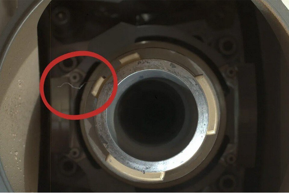     Таинственный прилипший волосок.