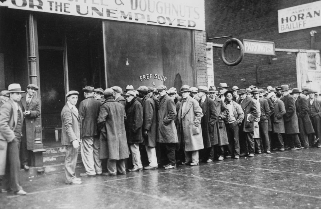 Очередь безработных за бесплатным питанием. 1930-й гг.
