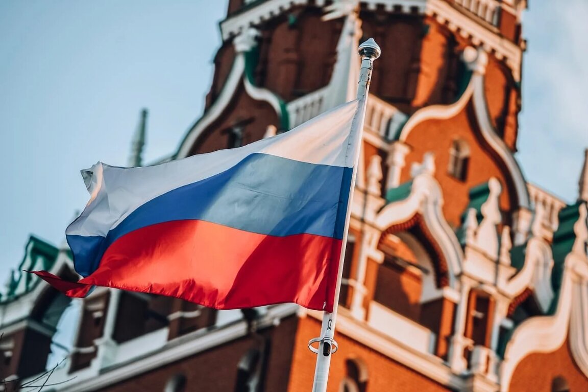 Почему флаги в России вывешивают только на праздник?